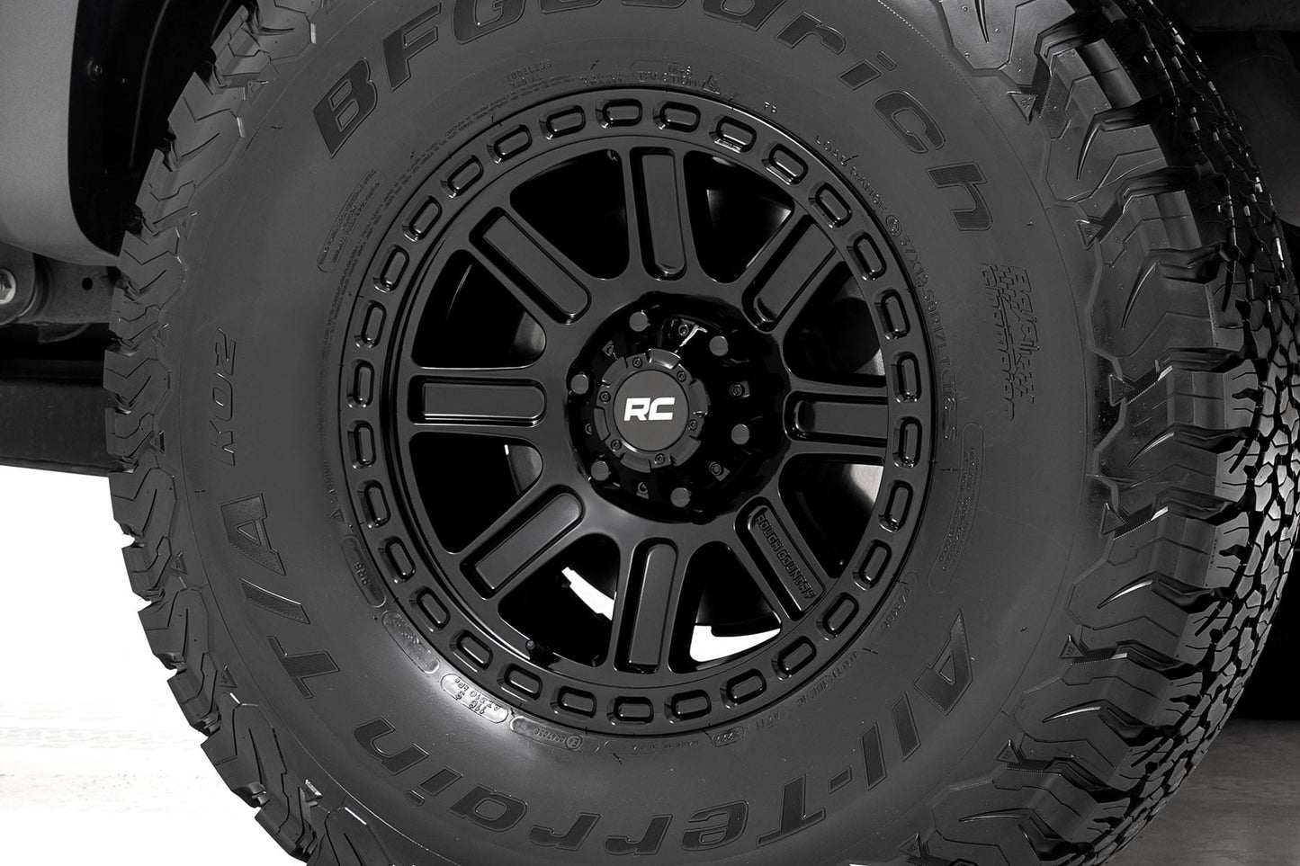 Rough Country 84 Series Wheel | Gloss Black | 17x8.5 | 6x5.5 | +25mm